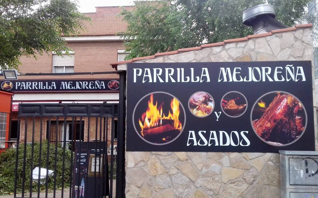 Rótulo sin iluminación en dibond con logotipo vinilado sobre fachada