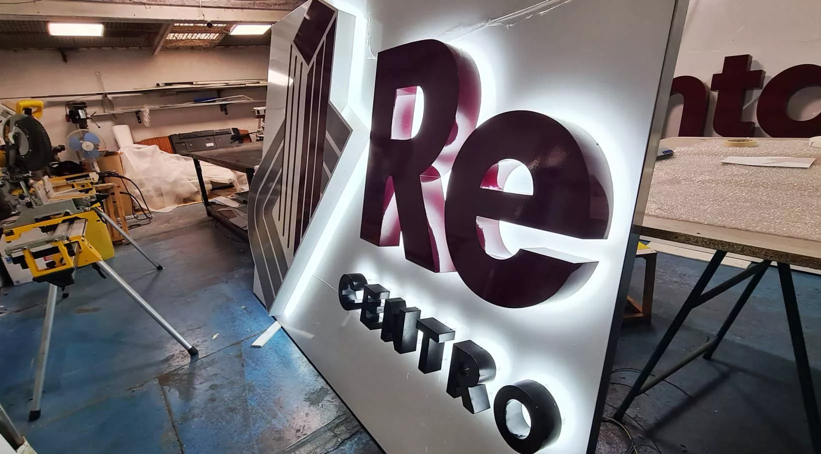 Rótulo 3D de aluminio lacado en fachada comercial Rotusil Madrid