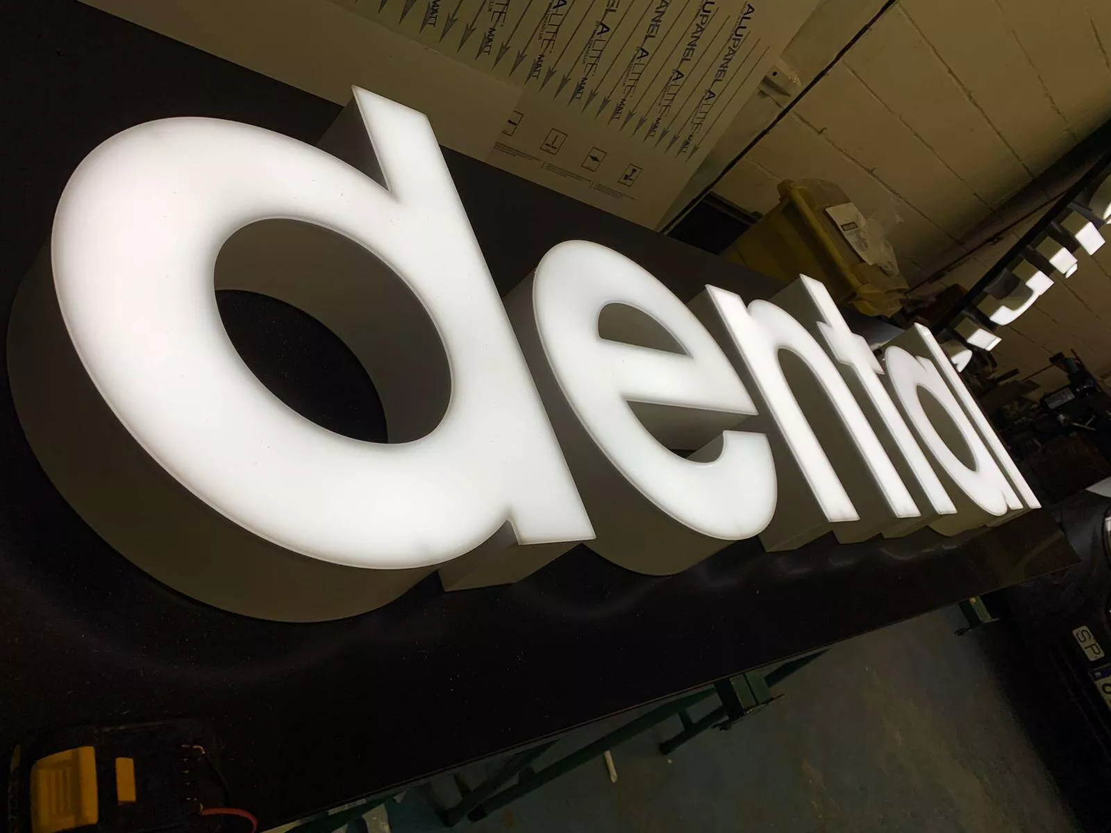 Letras corpóreas de metacrilato sin luz en interior comercial Rotusil Comunidad de Madrid