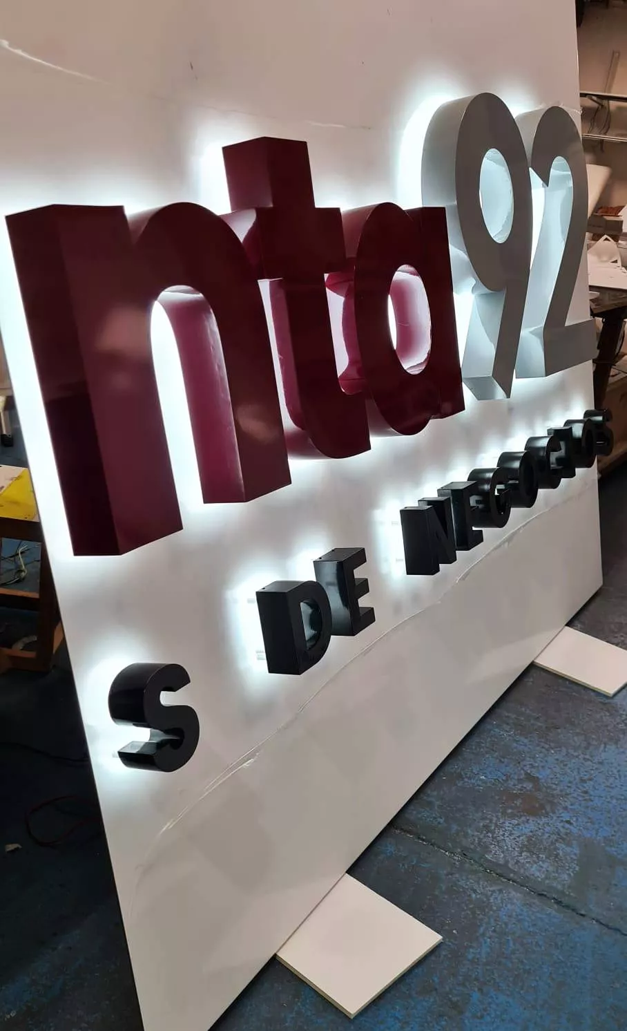 Rótulo 3D de acero inoxidable retroiluminado en interior Rotusil Arganda del Rey