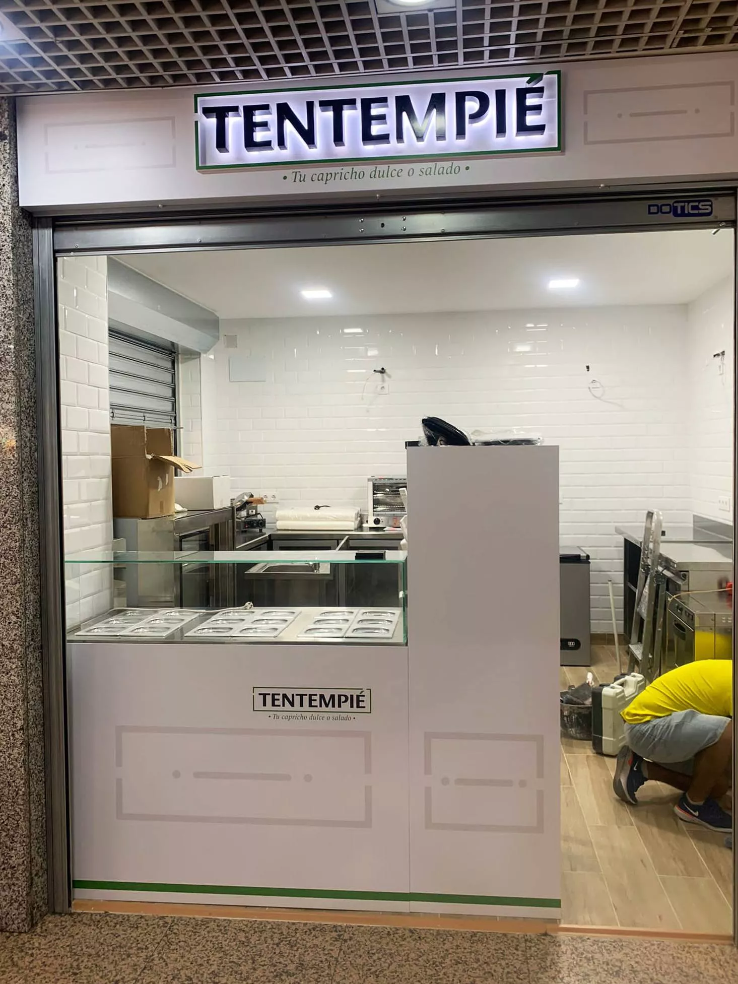 Rótulo 3D de metacrilato sin luz en interior comercial