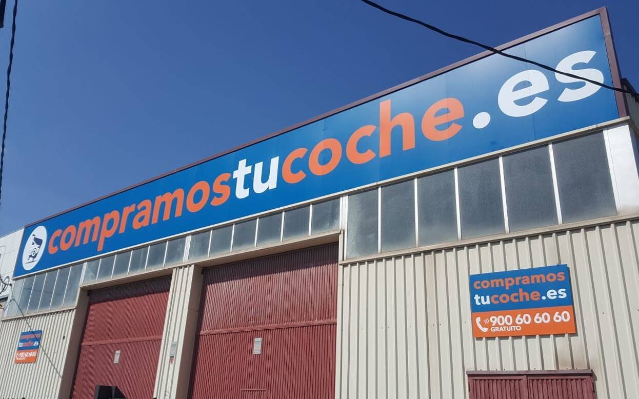 Rótulo ciego de chapa lacada instalado en fachada de local Rotusil Comunidad de Madrid
