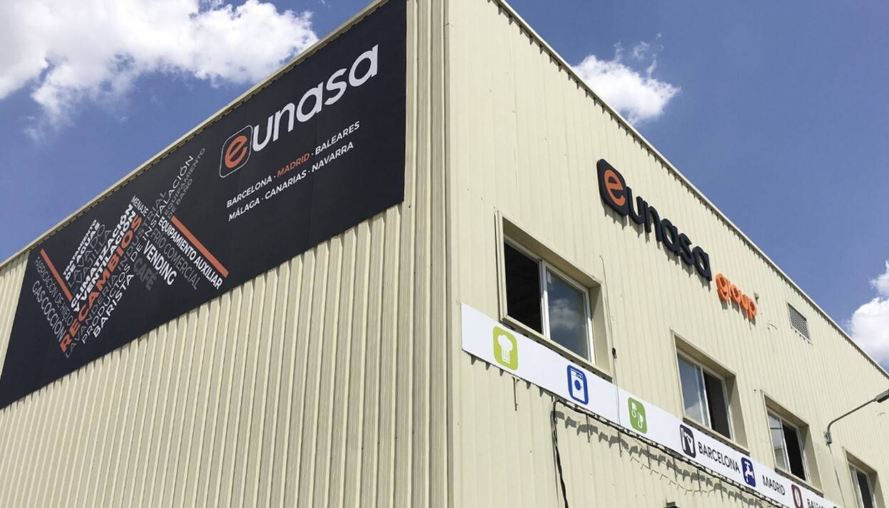 Placa de aluminio grabada formando rótulo ciego en portal comercial Rotusil Madrid