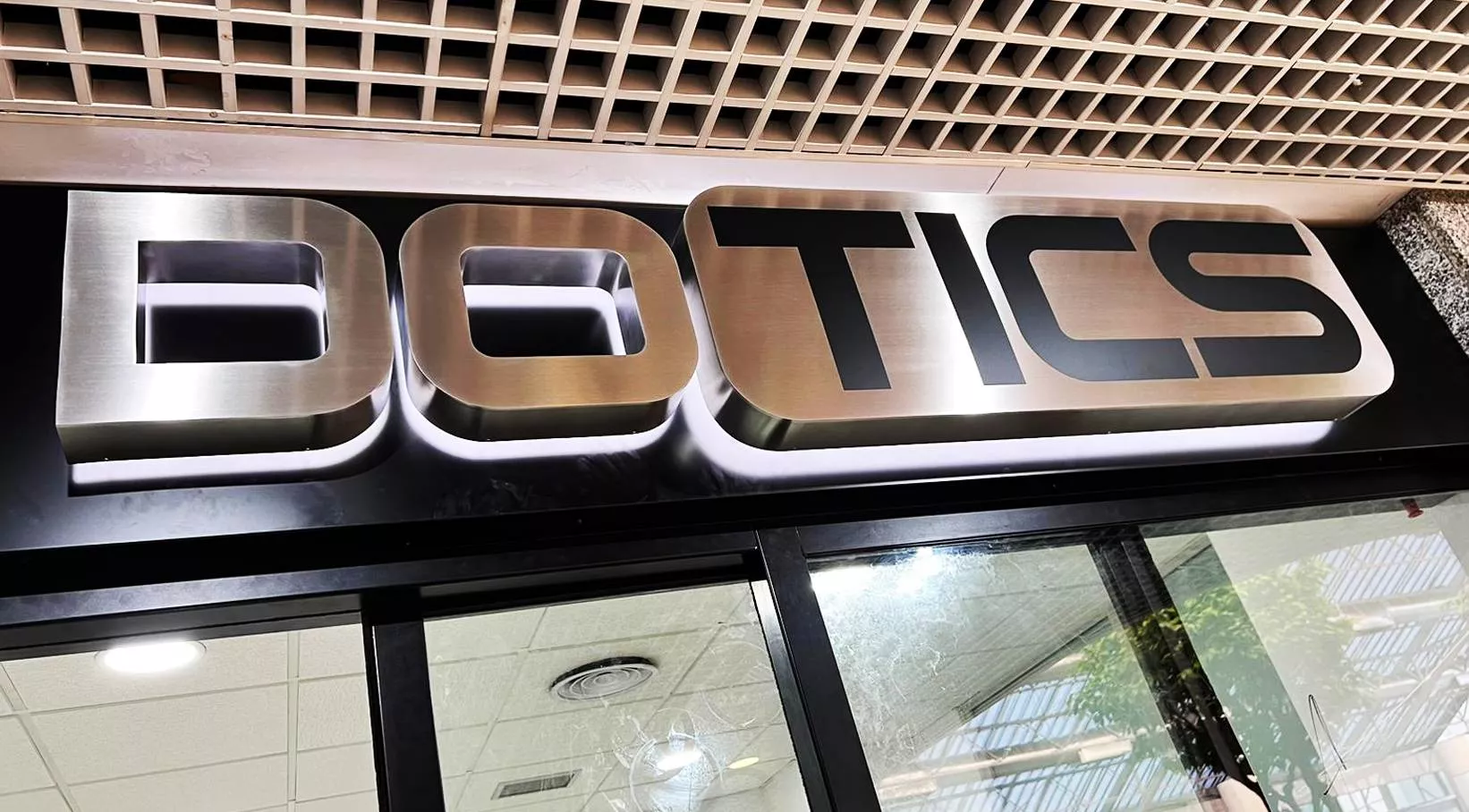 Letras corpóreas de metacrilato sin luz sobre pared interior