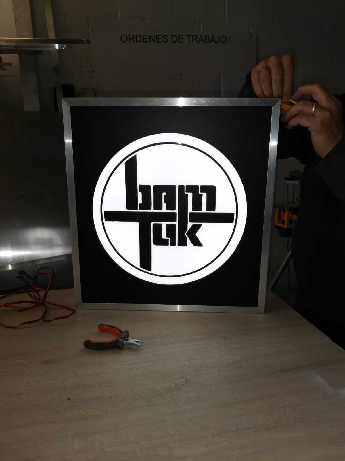 Rótulo luminoso LED de metacrilato en fachada de tienda en toda España