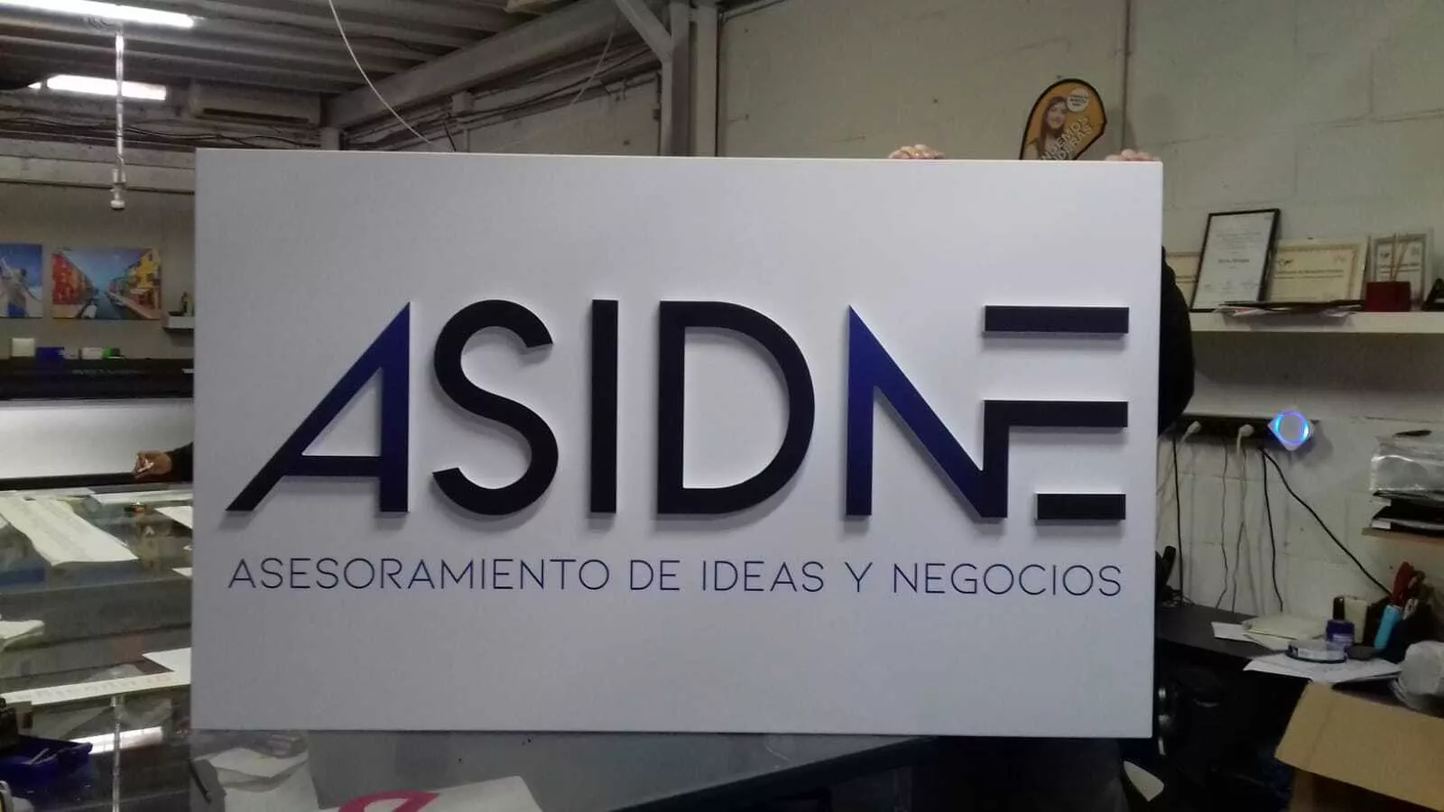 Letras corpóreas de metacrilato con LED en interior comercial en Madrid