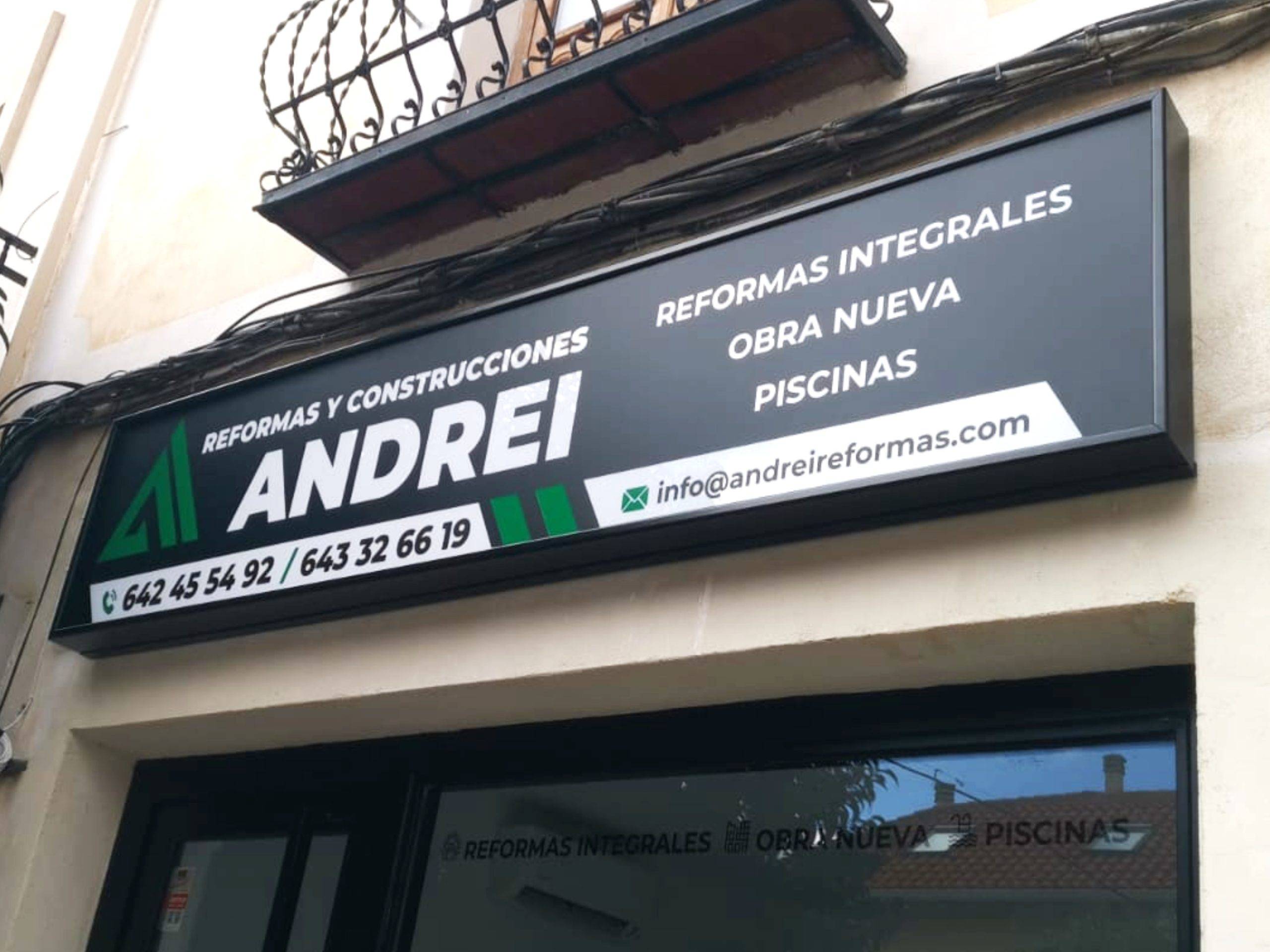Caja de luz iluminada en escaparate de tienda en Madrid