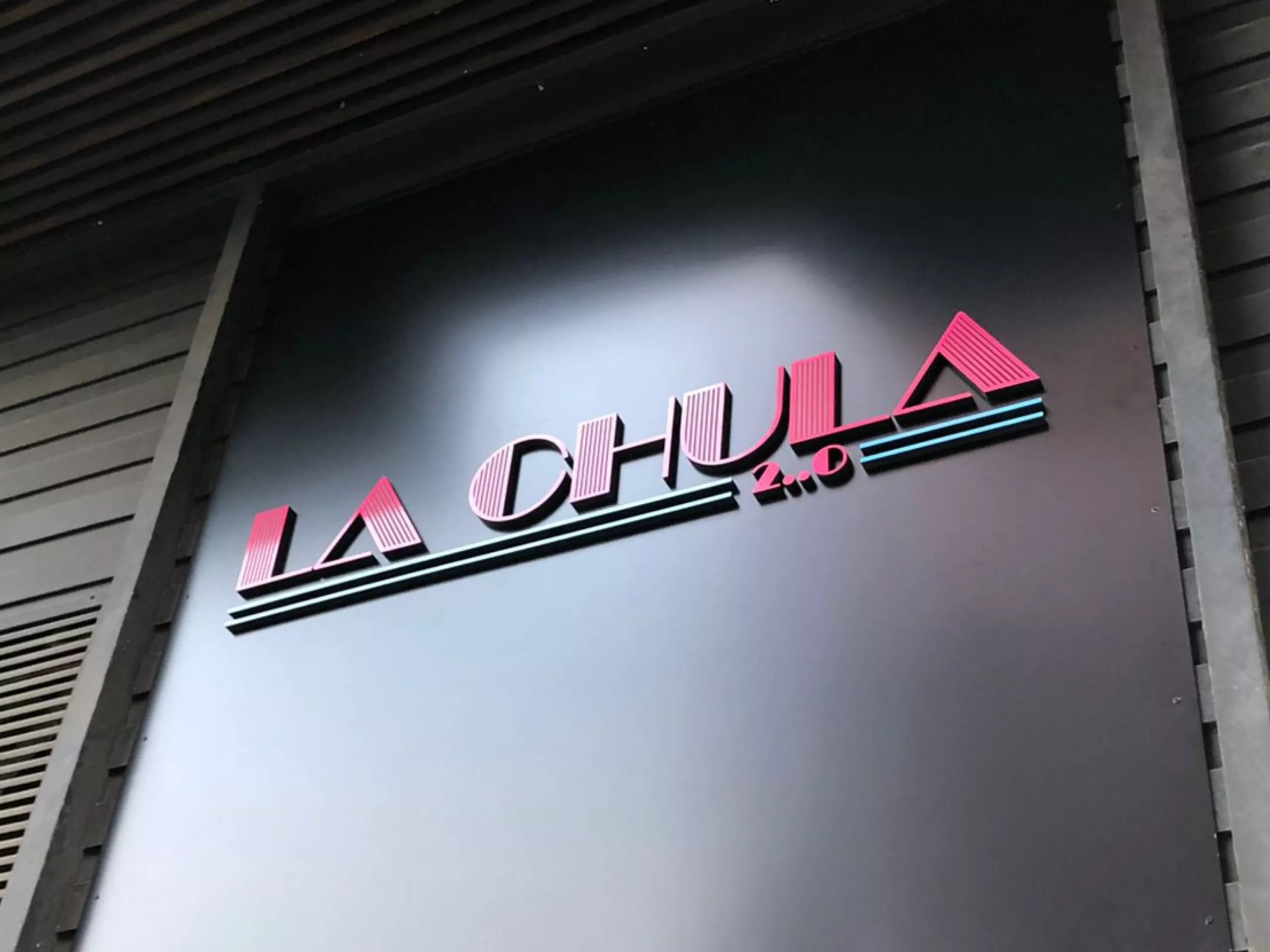 Rótulo 3D de aluminio con LED en coronación de edificio