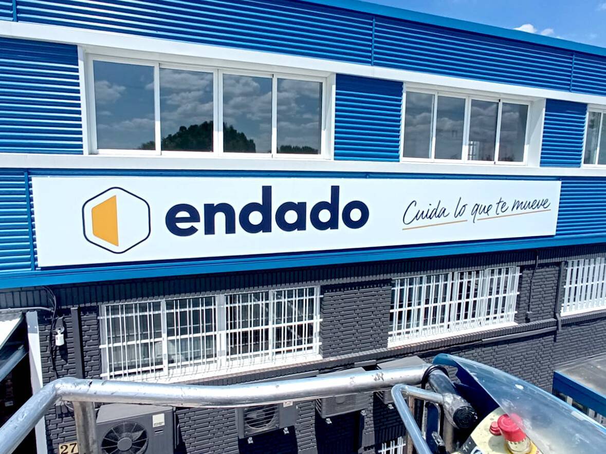 Letras corpóreas de acero inoxidable sin luz en fachada de restaurante