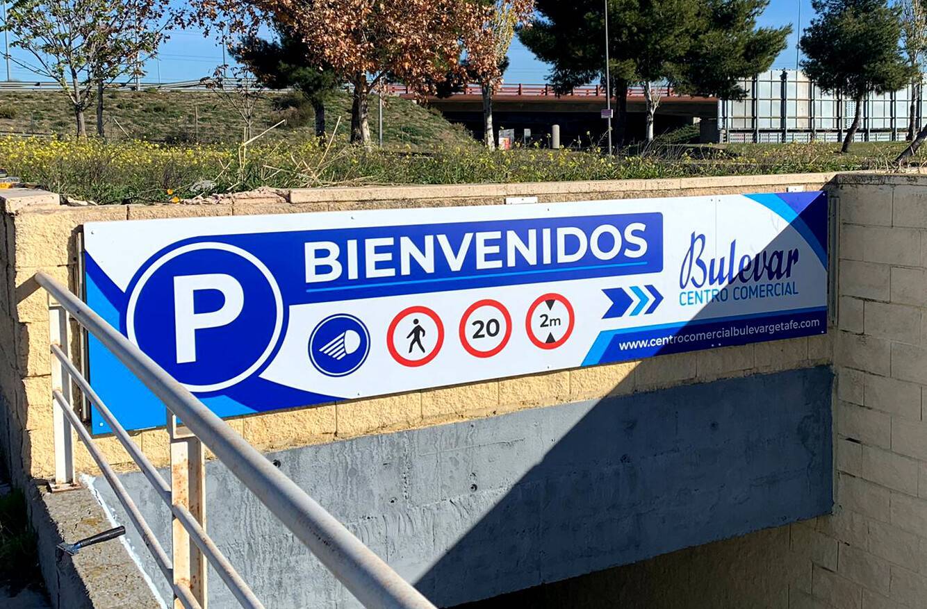 Letras corpóreas doradas formando rótulo ciego sobre fachada elegante