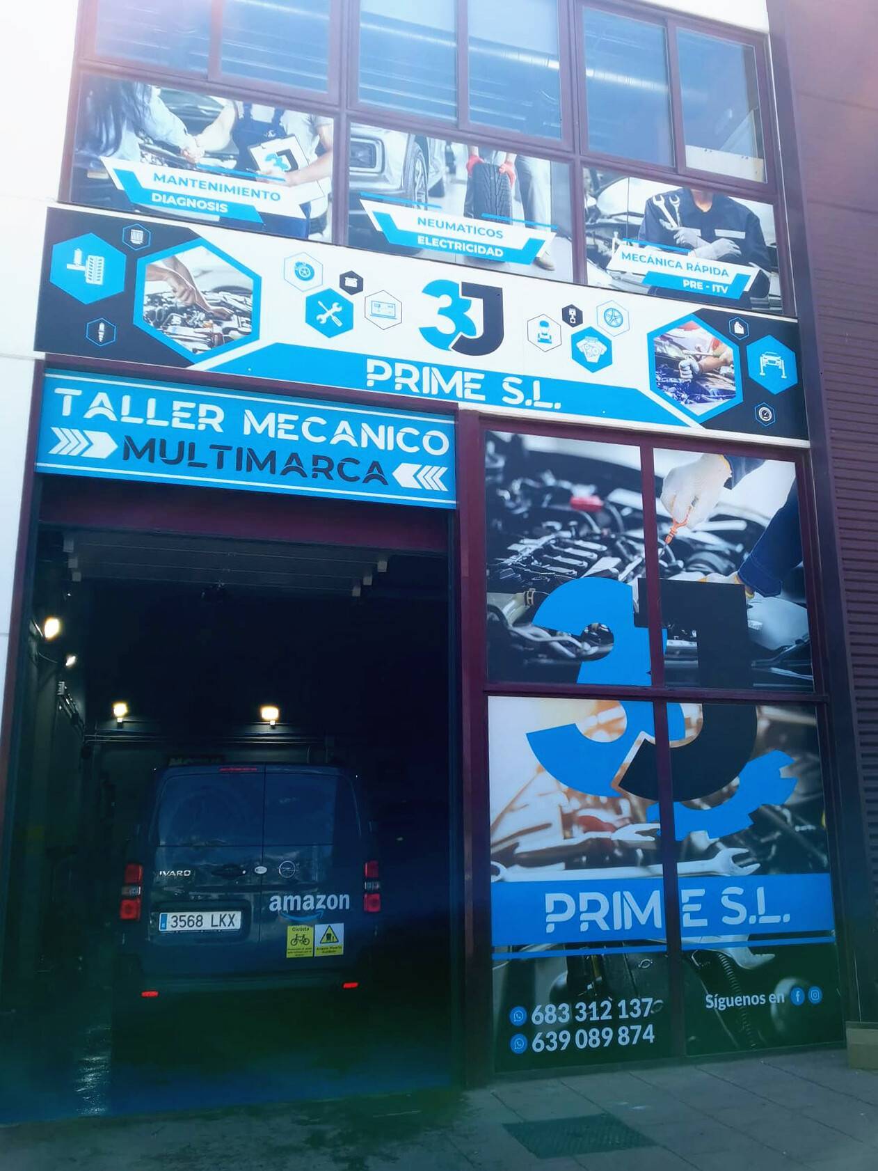 Panel de aluminio como rótulo ciego en fachada comercial Rotusil