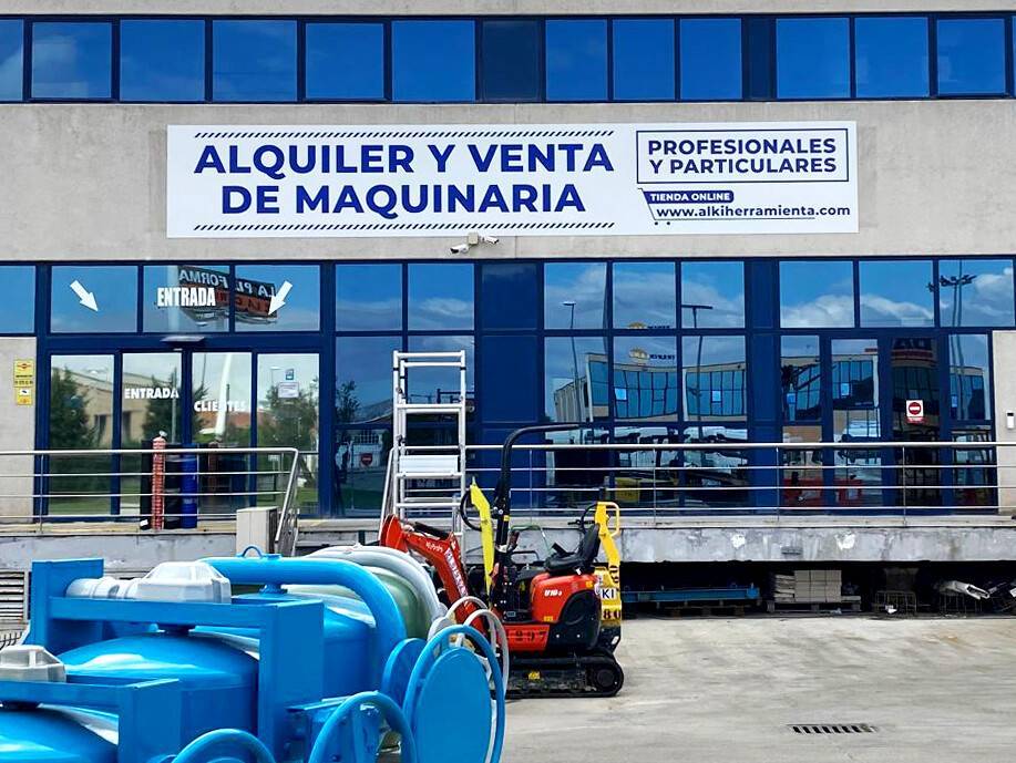 Rótulo sin iluminación en aluminio compuesto para fachada de comercio
