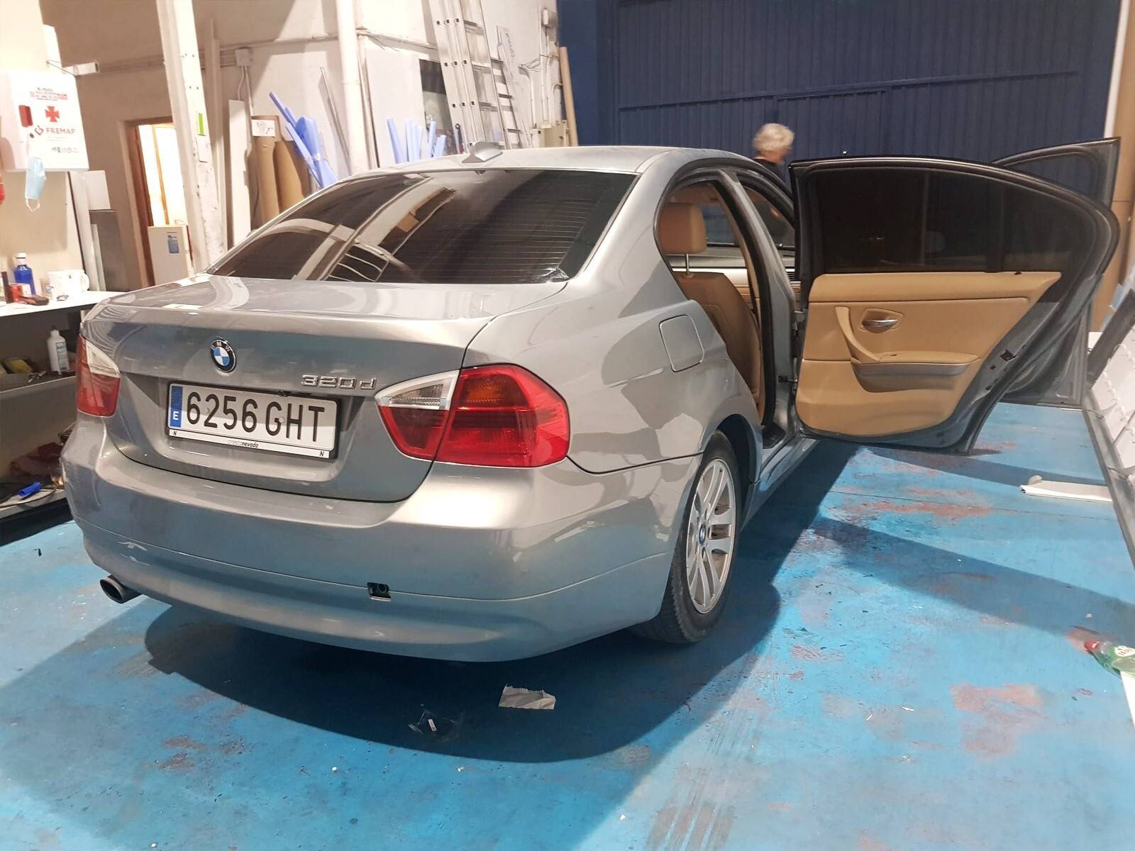 Vehículo con tintado de lunas oscuro y acabado profesional, en Madrid
