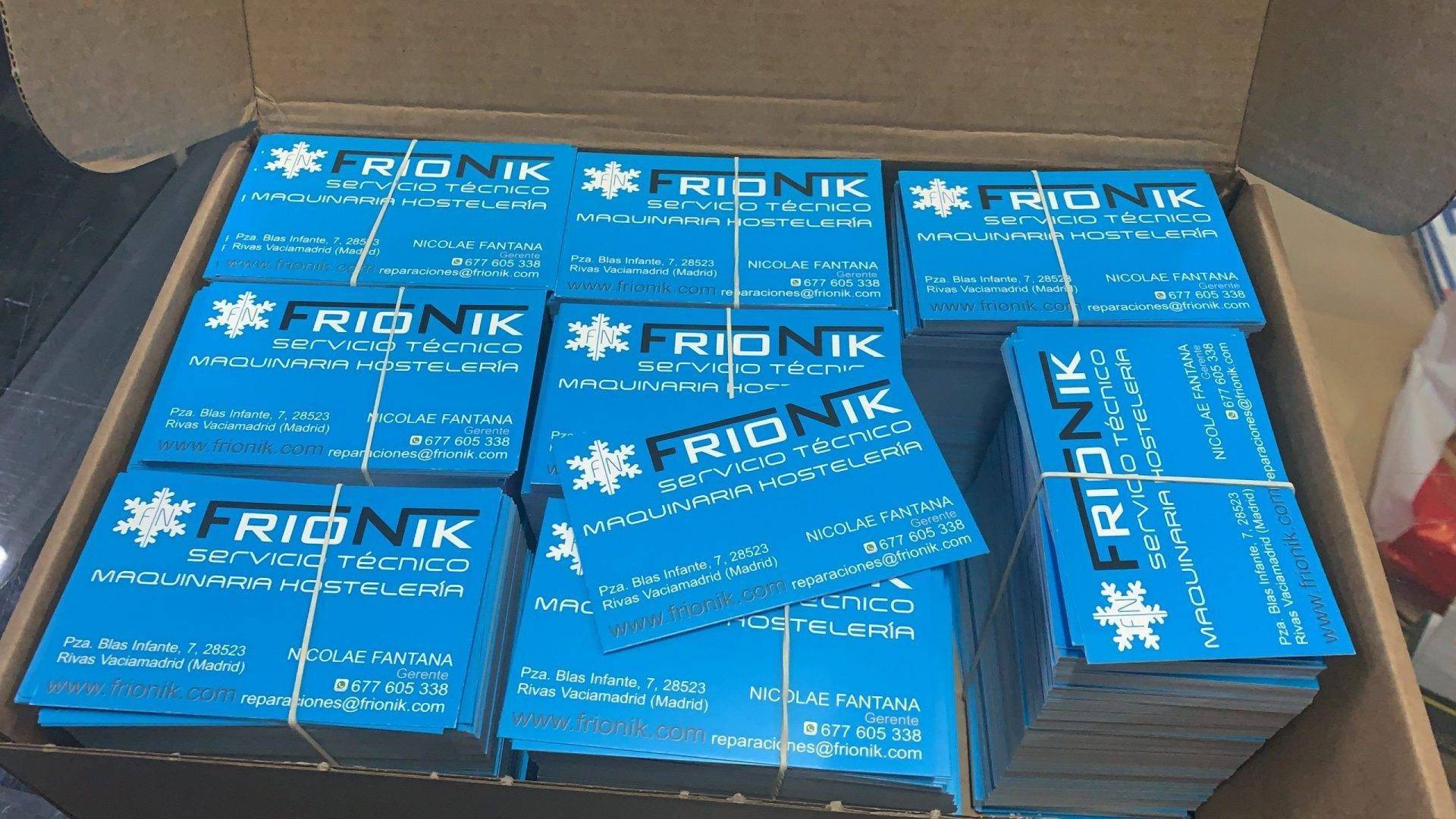 Flyers publicitarios impresos a doble cara sobre papel estucado