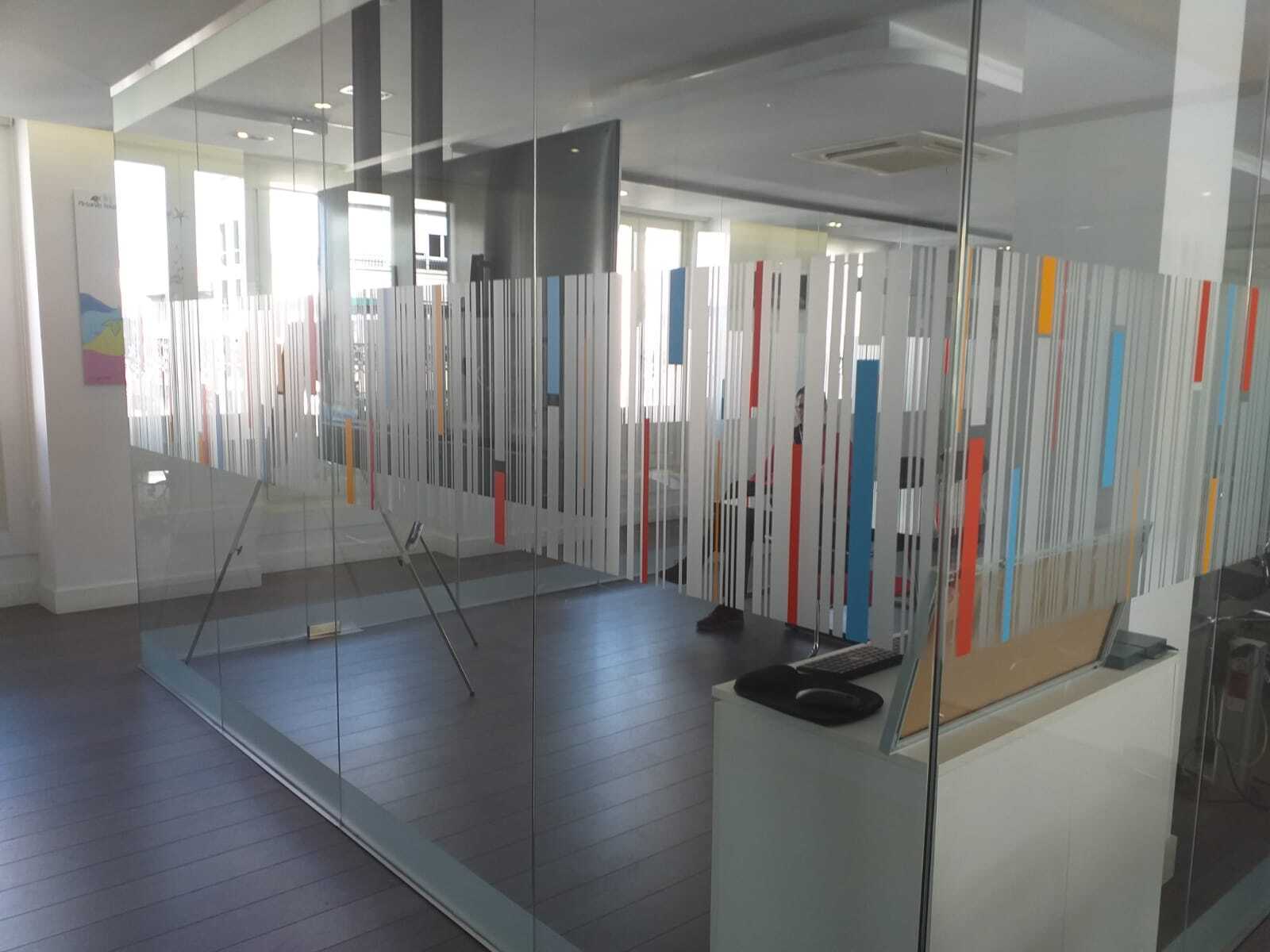 Vinilo de corte sobre cristal de oficina con horario comercial, en Madrid