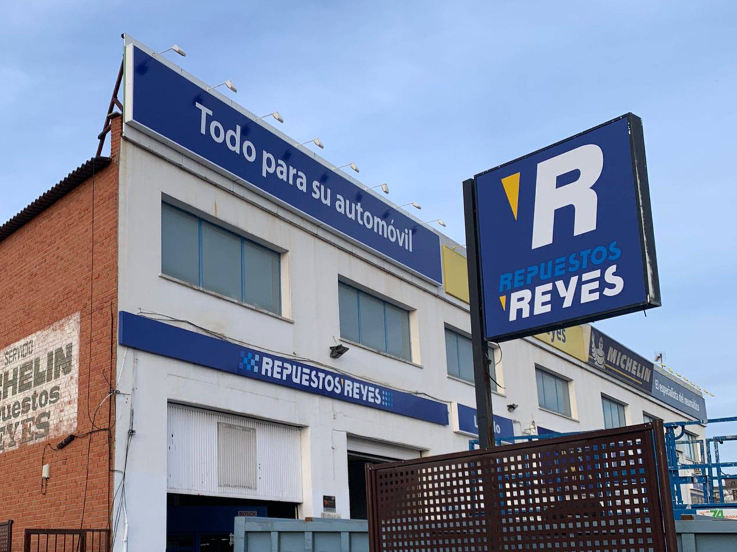 Placa de aluminio grabada como rótulo sin iluminación Rotusil Arganda del Rey