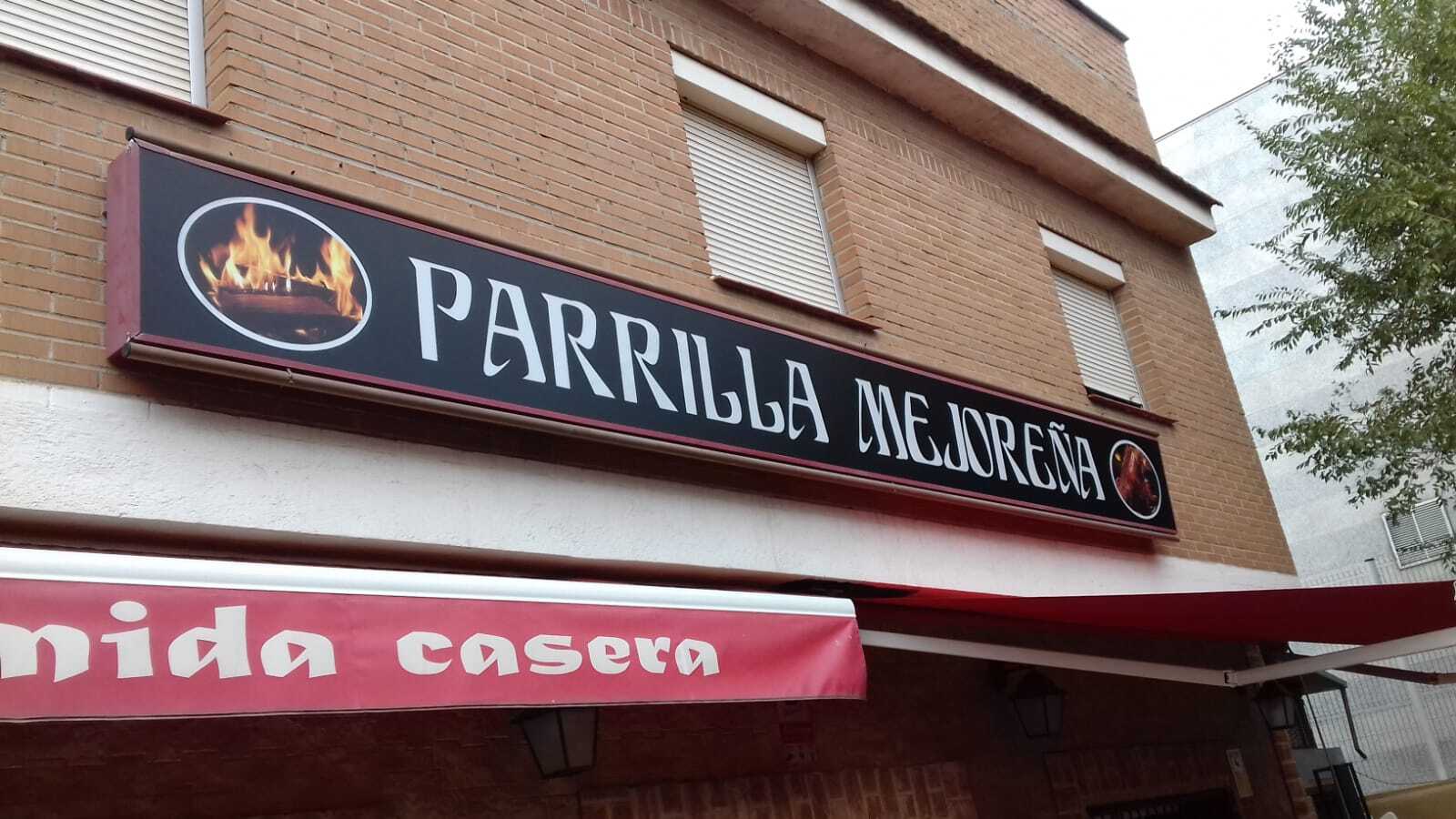 Rótulo luminoso de fachada con caja de luz comercial Rotusil