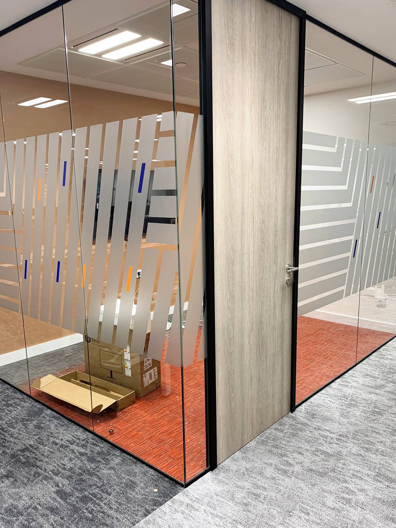 Decoración de escaparates con vinilo de corte en comercio, Rotusil Madrid