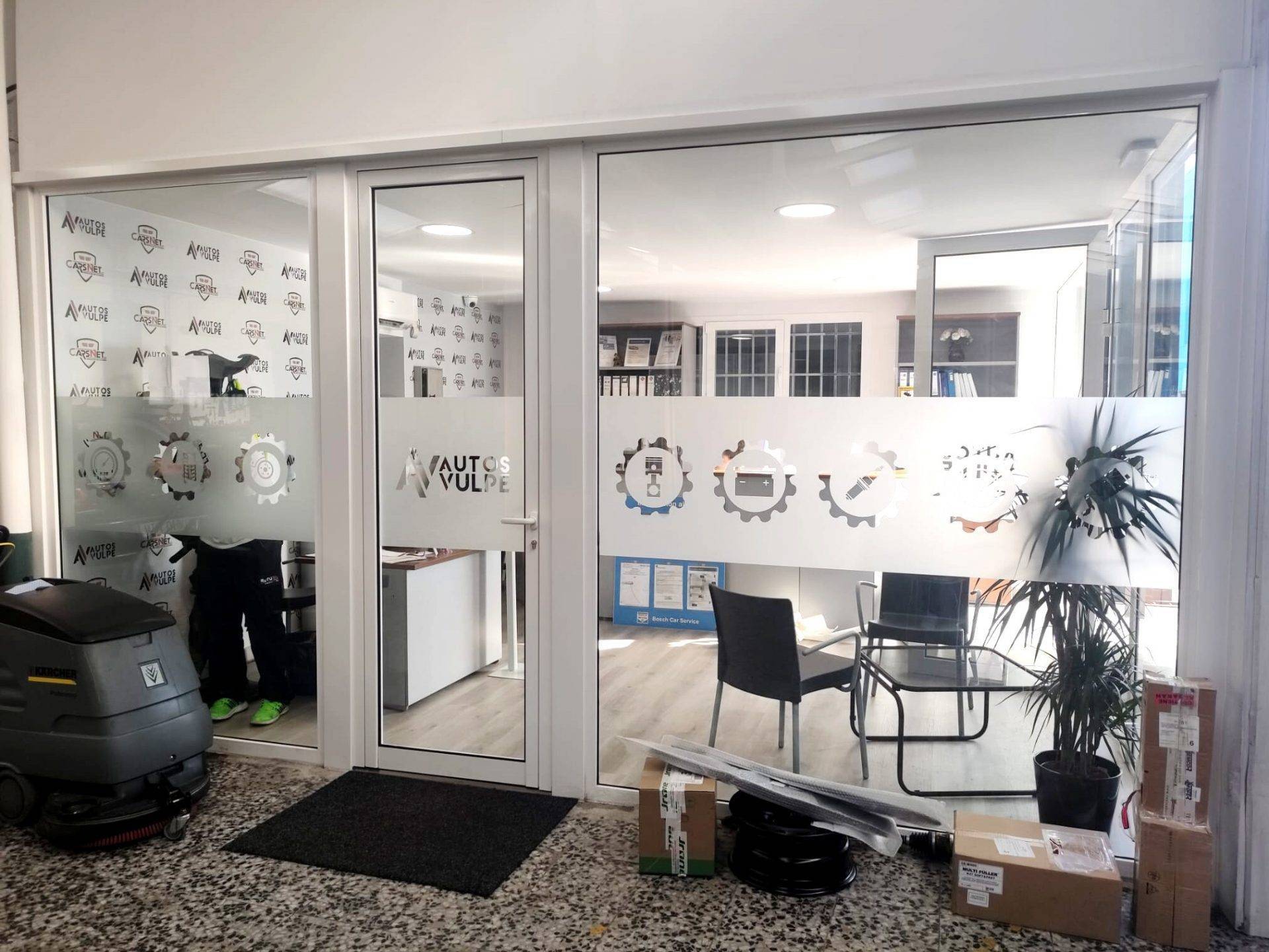 Decoración de escaparate comercial con lettering y logotipo en vinilo, Rotusil Madrid