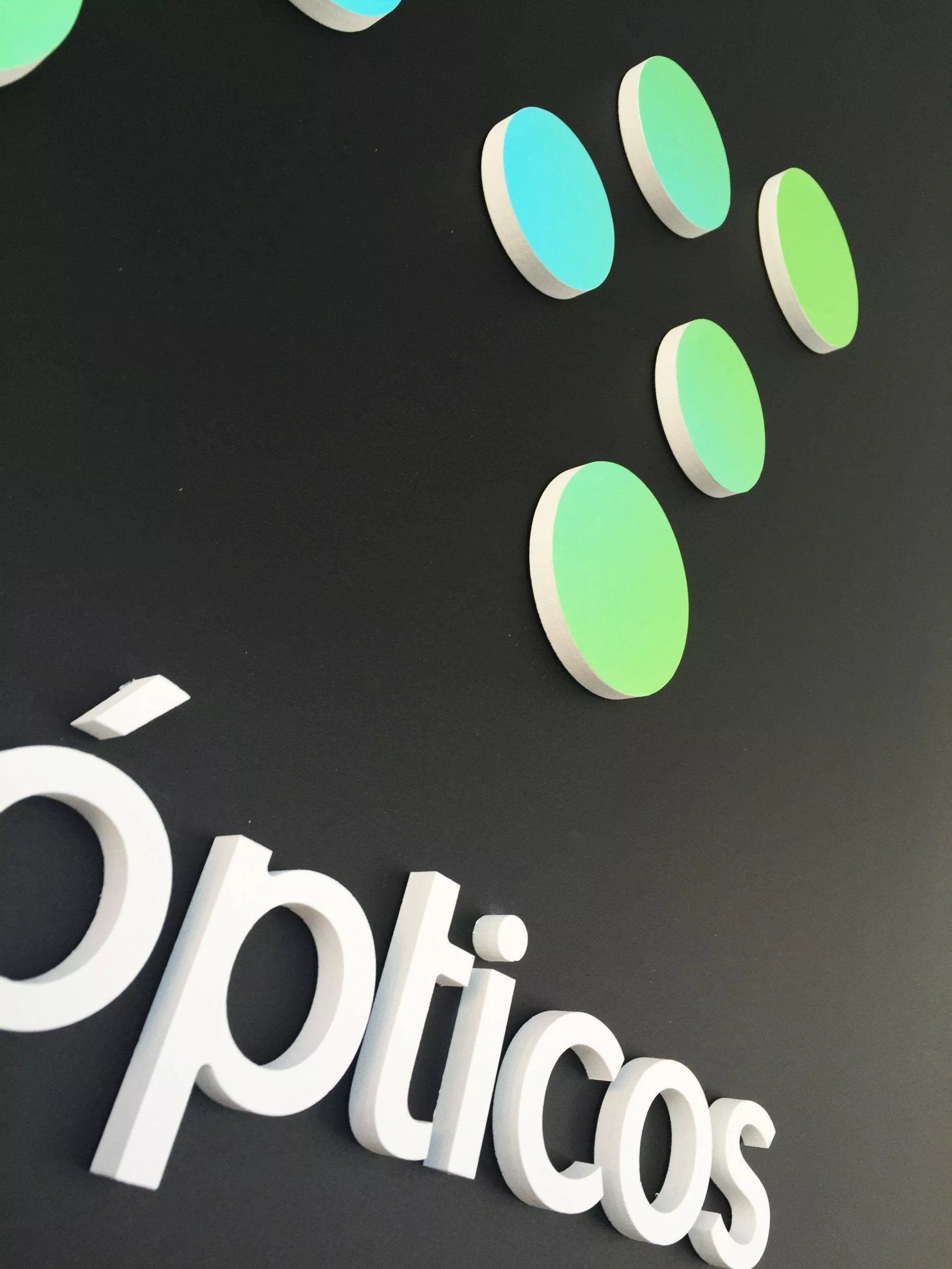 Letras corpóreas de metacrilato retroiluminadas con LED en fachada