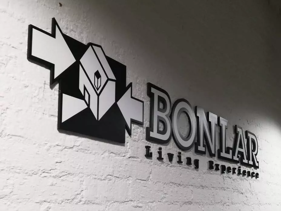 Rótulo 3D de aluminio con LED en escaparate comercial en toda España