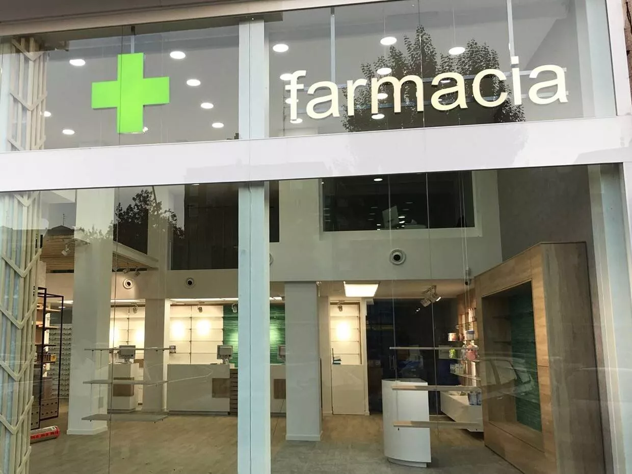 Rótulo 3D de aluminio con LED frontal en fachada