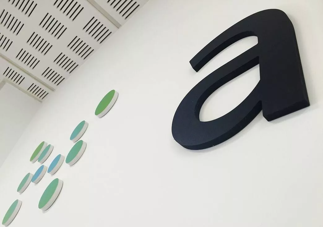 Letras corpóreas de aluminio con iluminación LED frontal en local comercial