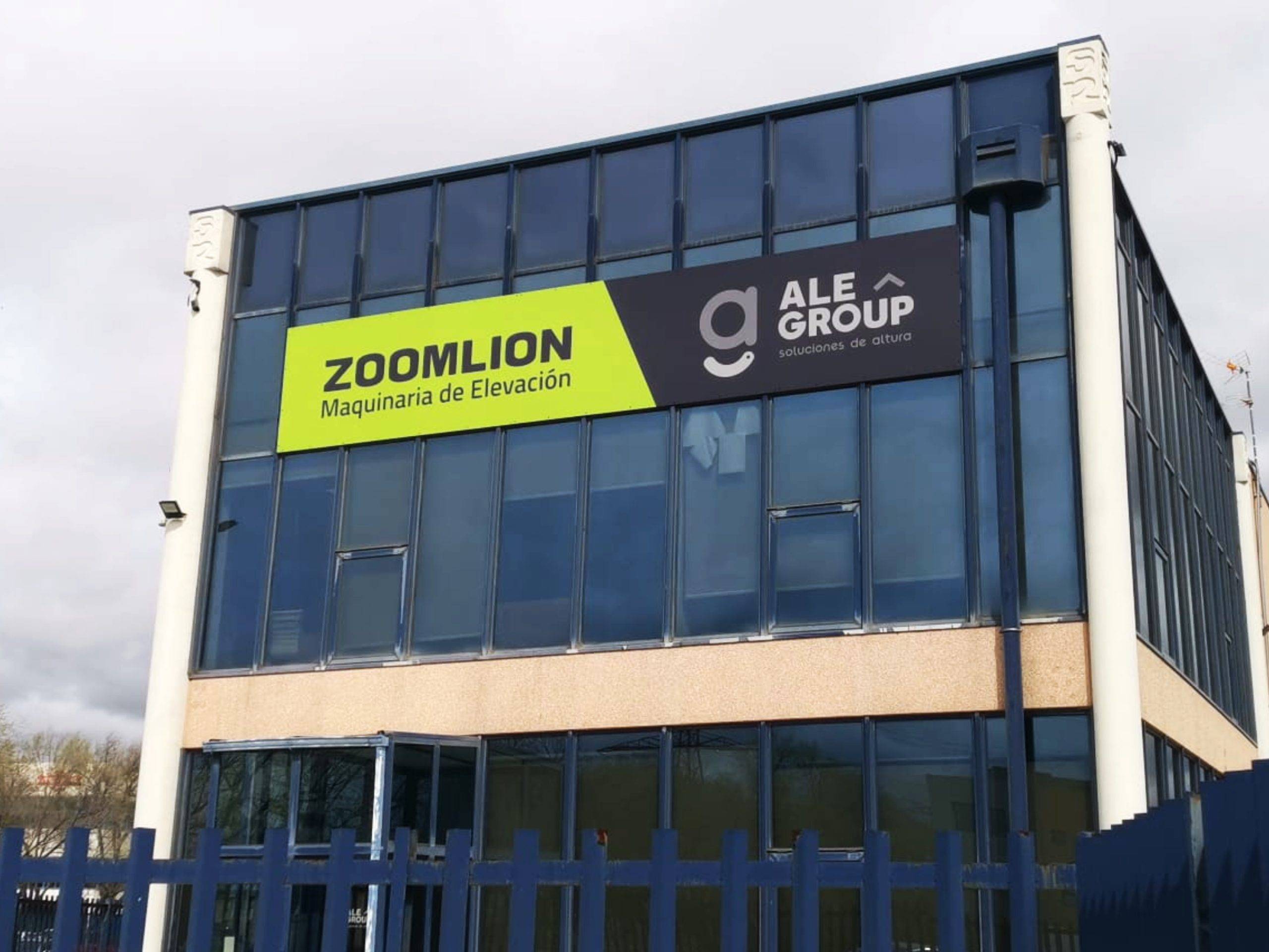 Rótulo sin iluminación en dibond negro con logotipo vinilado en Madrid
