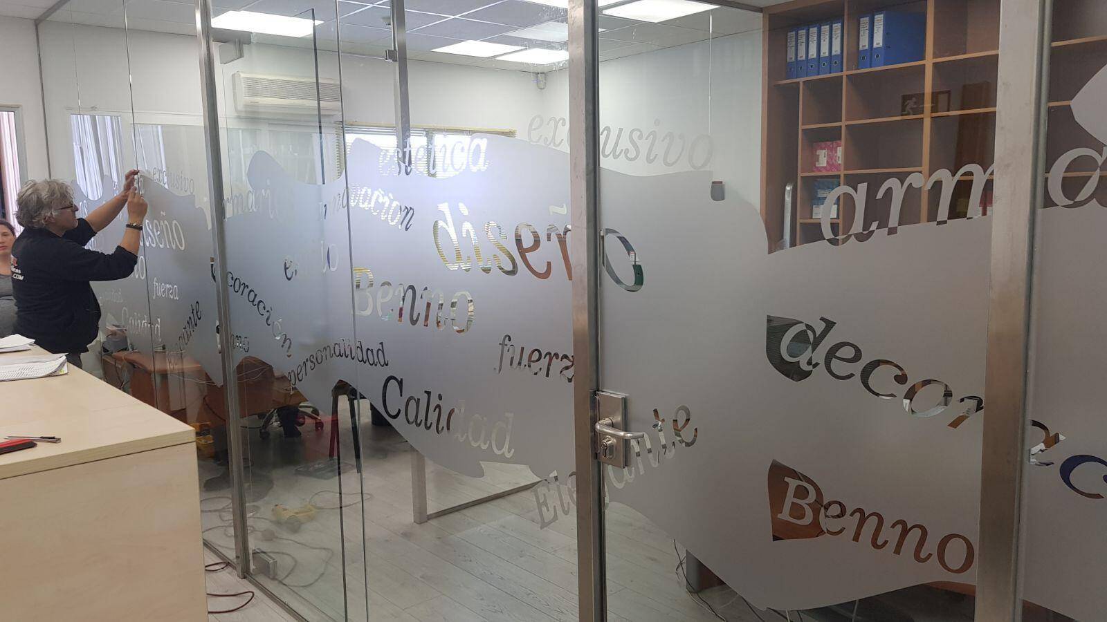 Rotulación de escaparate con vinilo de corte blanco, Rotusil Madrid