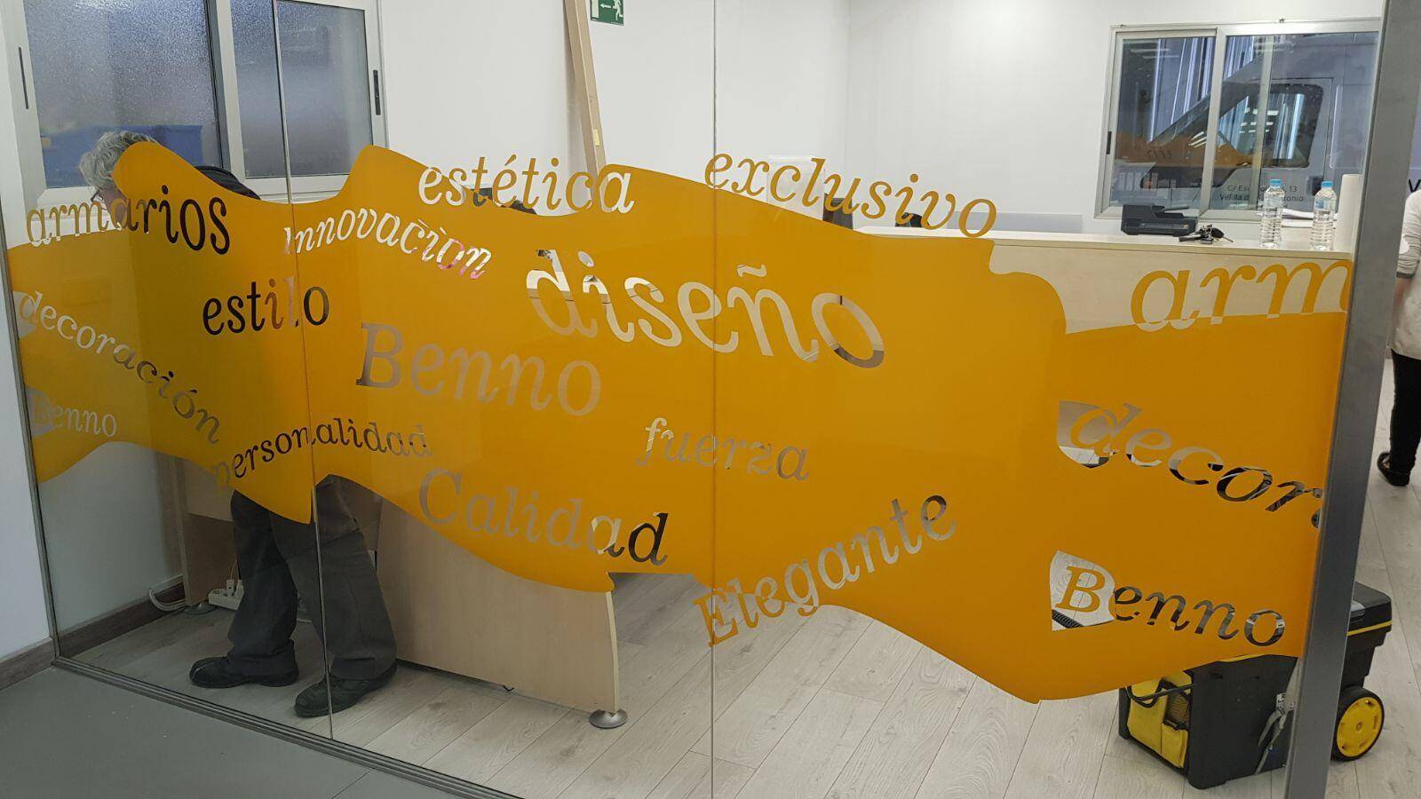 Vinilo de corte para señalización en cristal de acceso