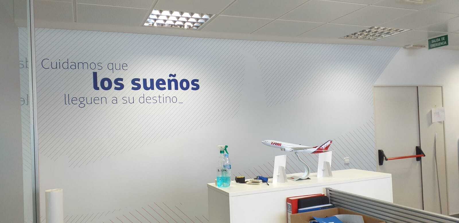 Fotomural decorativo instalado en el interior de una empresa en toda España
