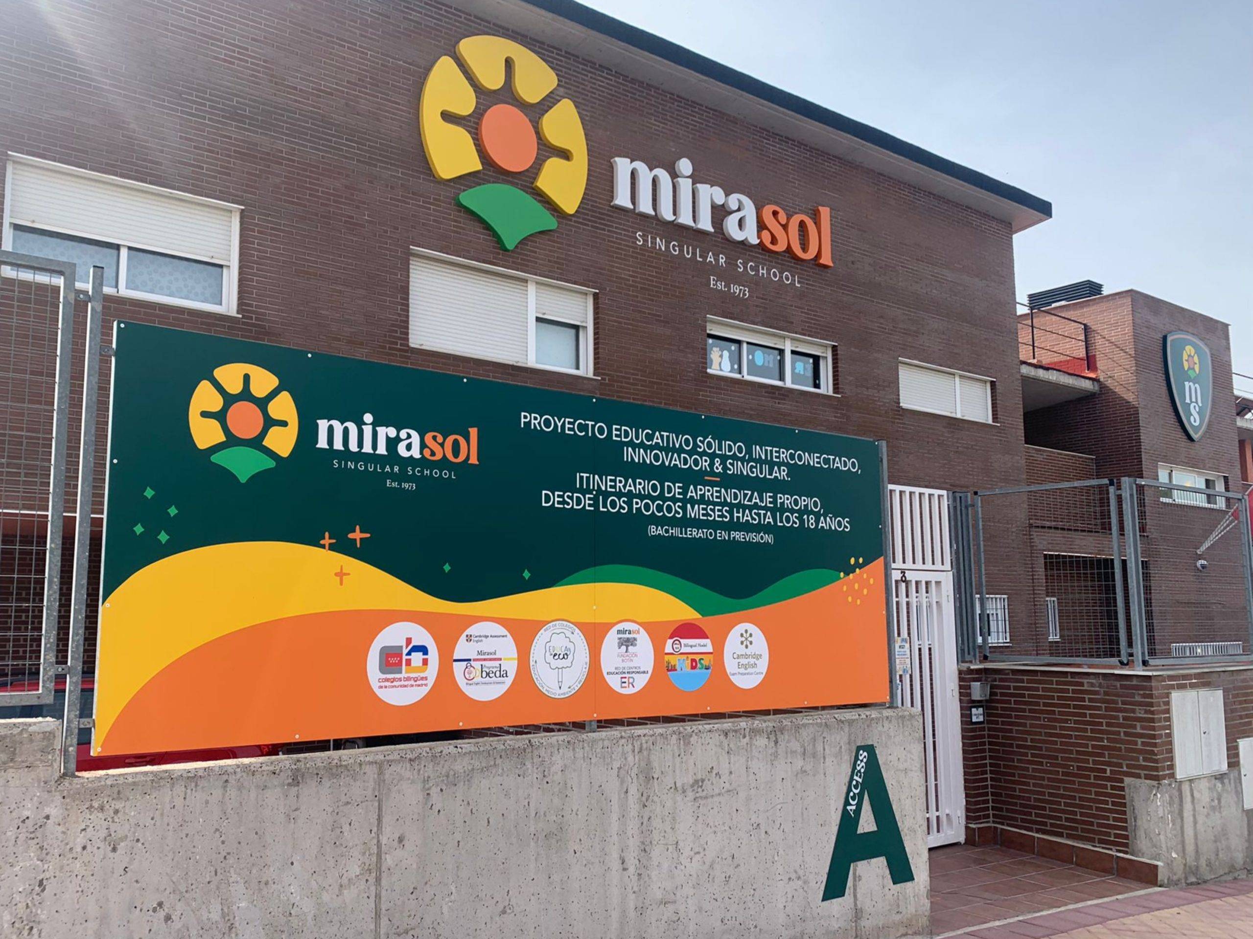 Placa de metacrilato como rótulo sin luz en entrada de empresa Rotusil