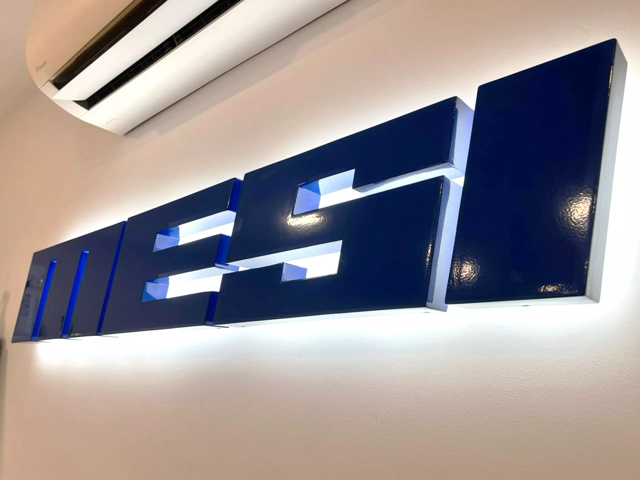Rótulo 3D de aluminio retroiluminado con LED en fachada Rotusil