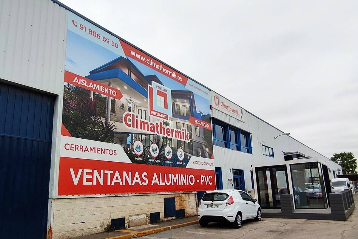 Impresión gran formato sobre lona publicitaria para fachada comercial. Rotusil Madrid