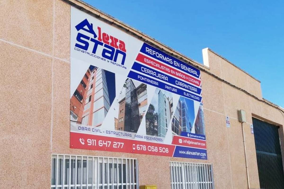 Máquina de impresión gran formato trabajando en el taller. Rotusil Arganda del Rey