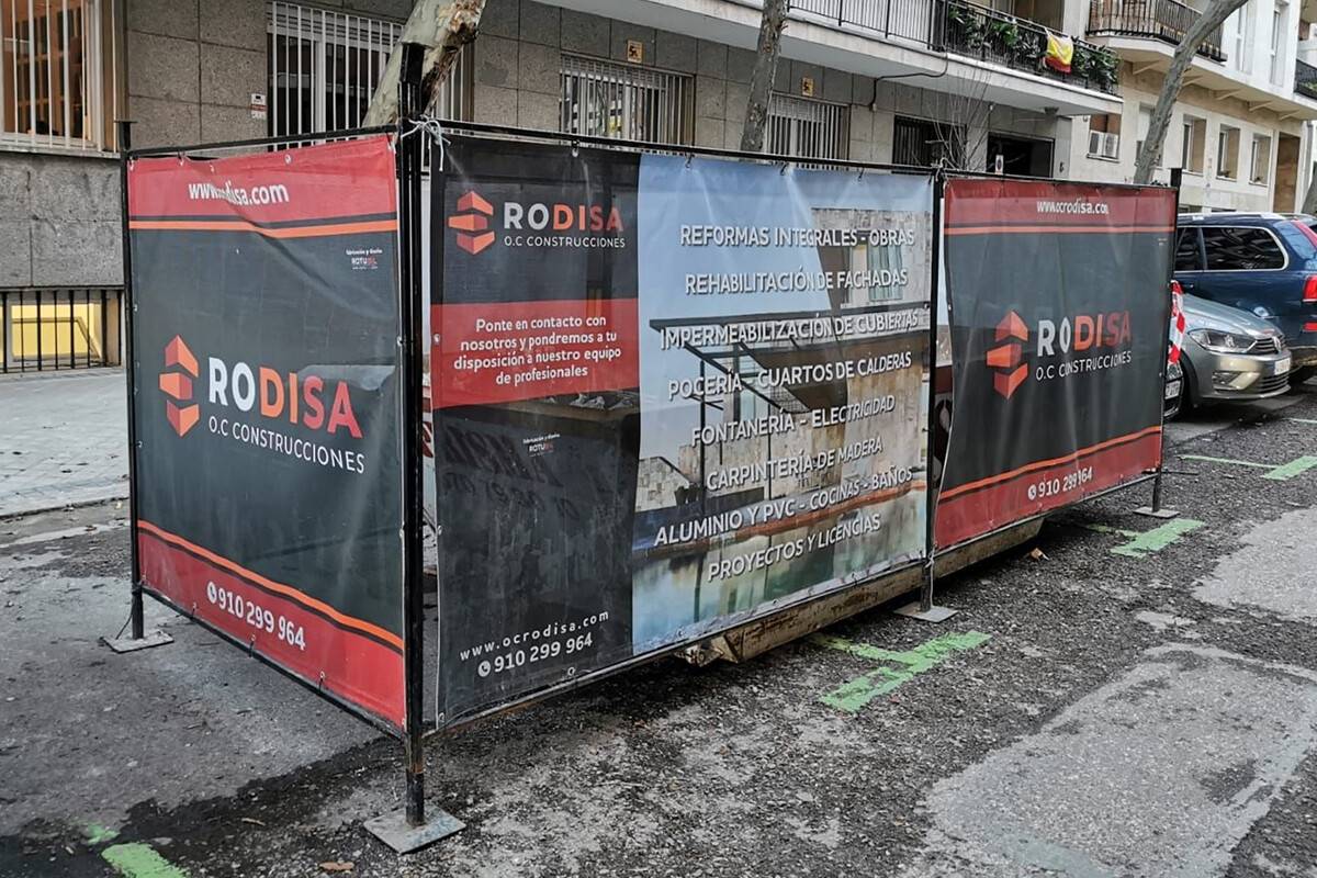 Lona publicitaria de gran formato para obra con andamio