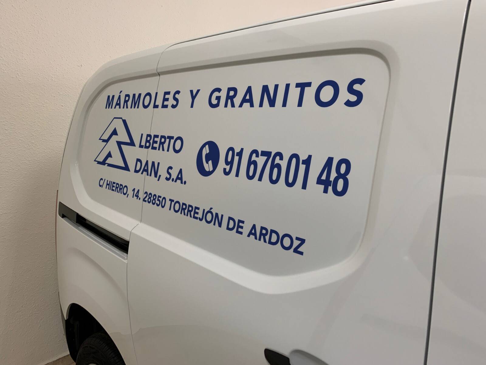 Vinilo de corte con logotipo corporativo en pared de oficina, en toda España
