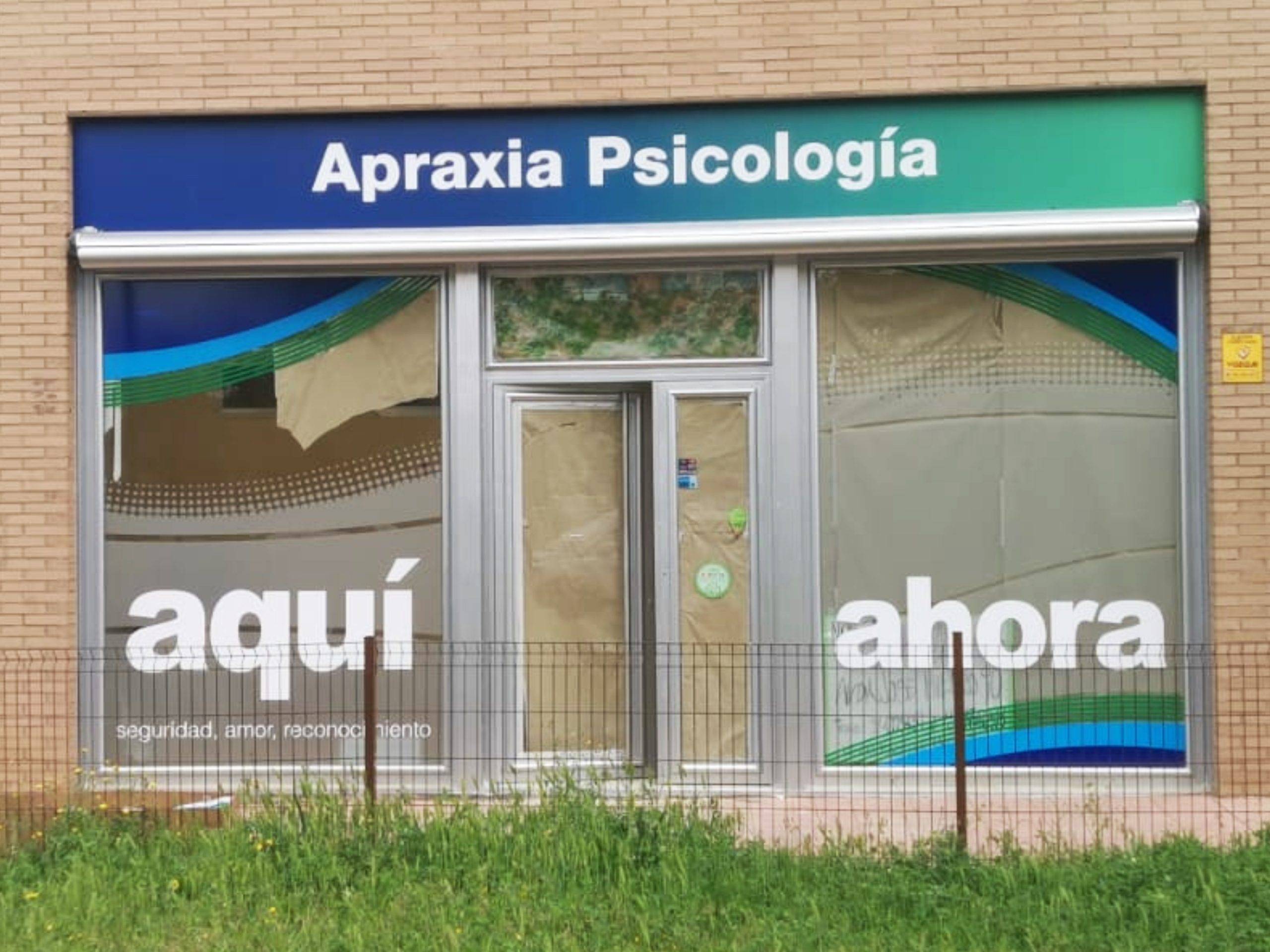 Rótulo ciego de aluminio compuesto instalado en fachada de tienda Rotusil Comunidad de Madrid