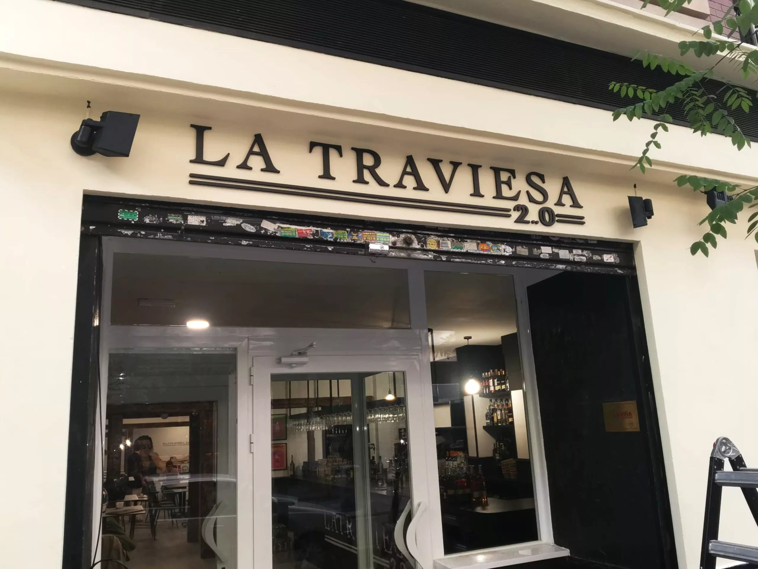Rótulo 3D de PVC sin luz en interior de tienda