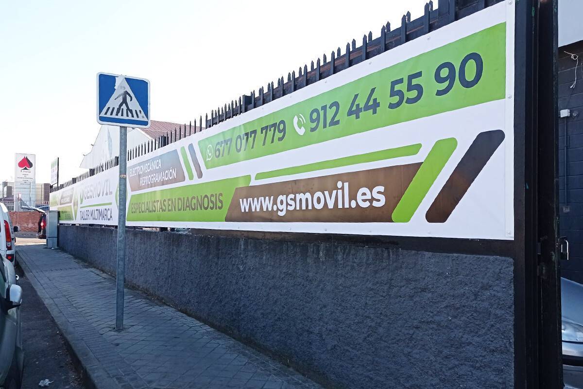 Detalle de lona publicitaria impresa en alta resolución