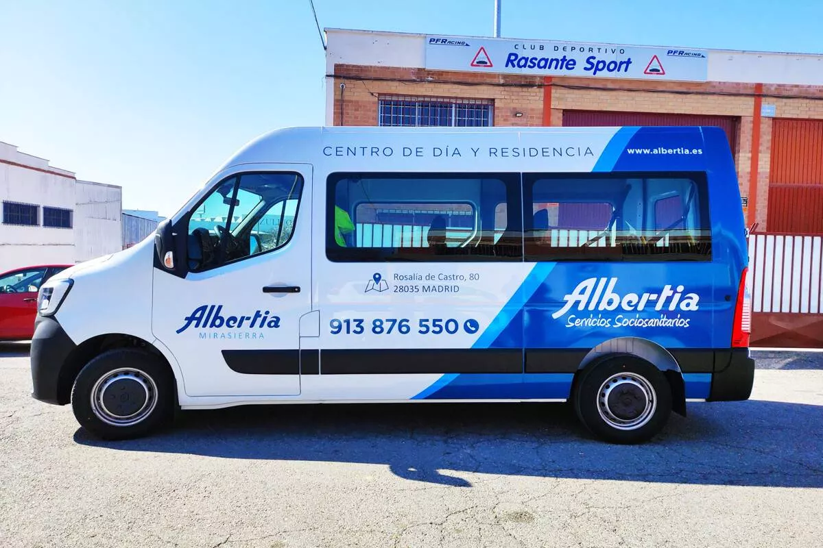 Rotulación de vehículos en furgoneta con diseño publicitario lateral