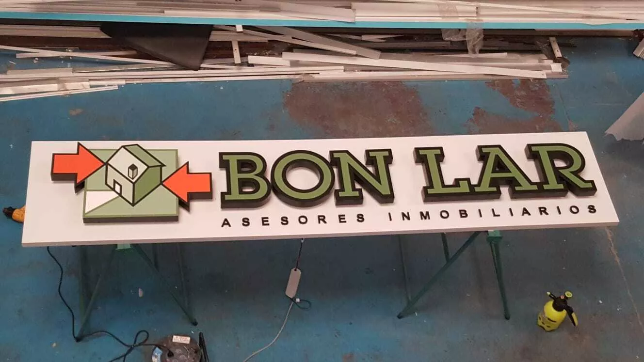 Letras corpóreas de metacrilato con LED en escaparate luminoso en Madrid
