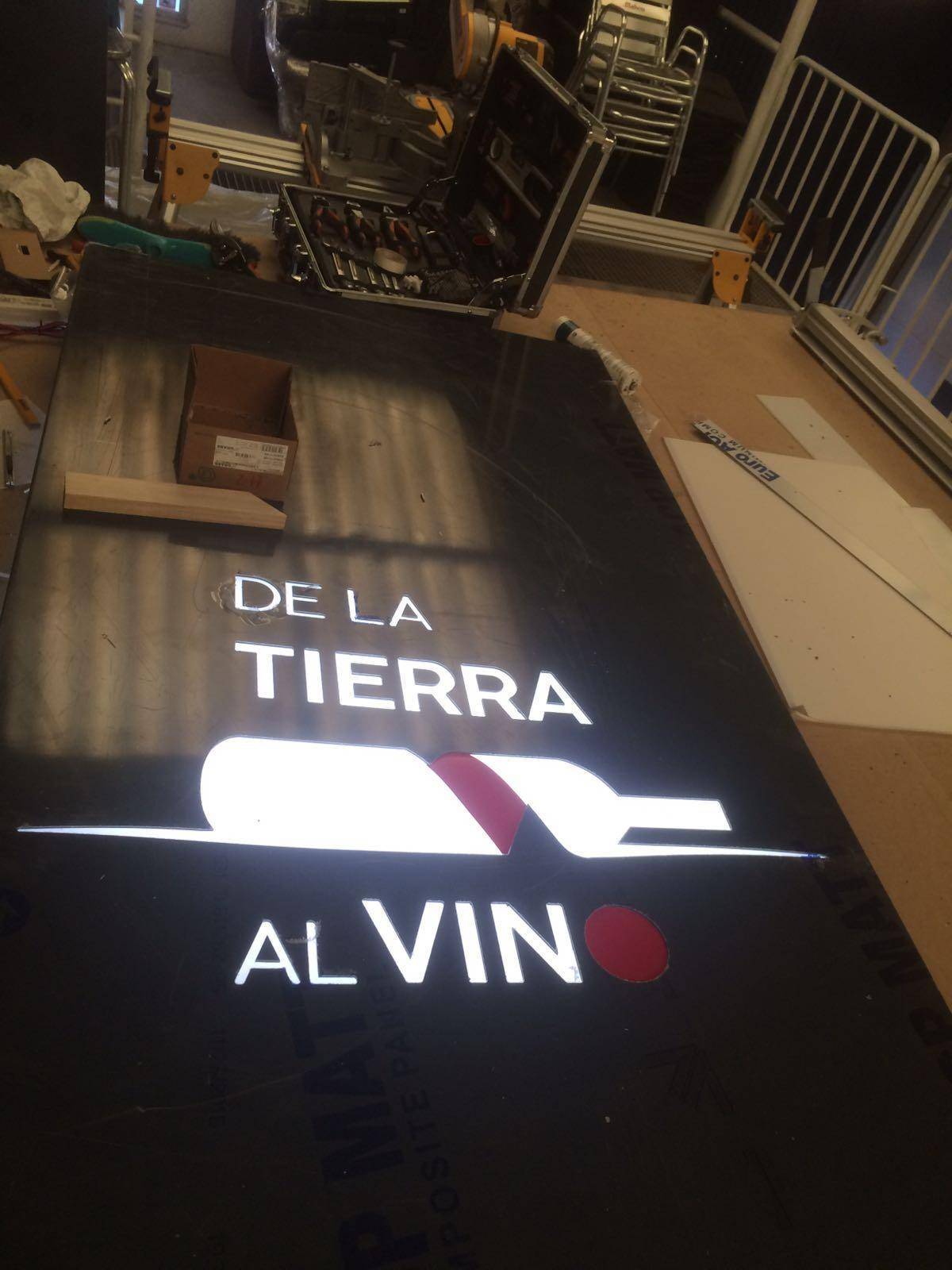 Rótulo luminoso retroiluminado en fachada de local comercial iluminado