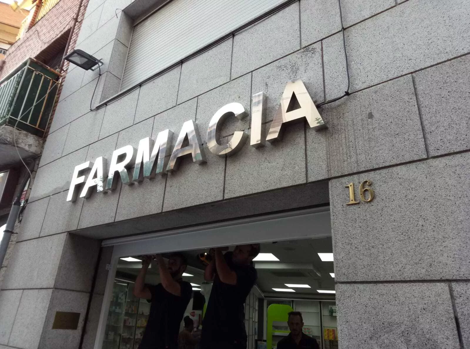 Letras corpóreas de aluminio retroiluminadas con LED en fachada Rotusil Arganda del Rey