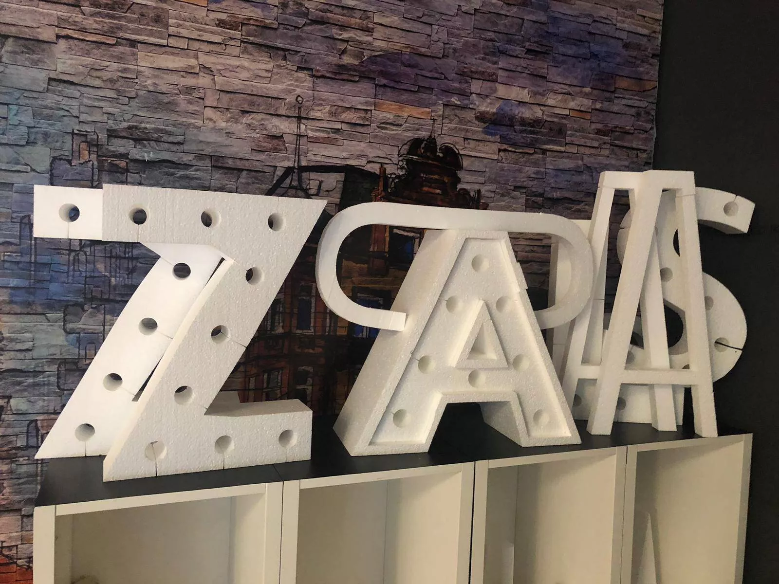 Rótulo 3D de PVC sin luz en interior de tienda en toda España