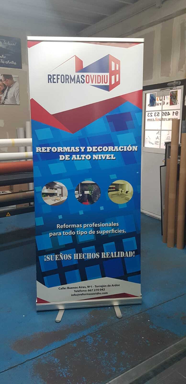 Expositor roll up publicitario con fotografía impresa a todo color