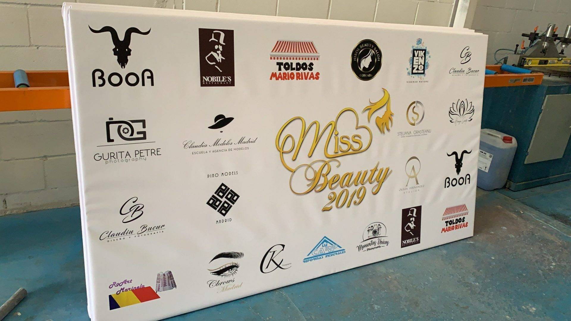 Photocall personalizado con lona impresa y logotipos para gala Rotusil