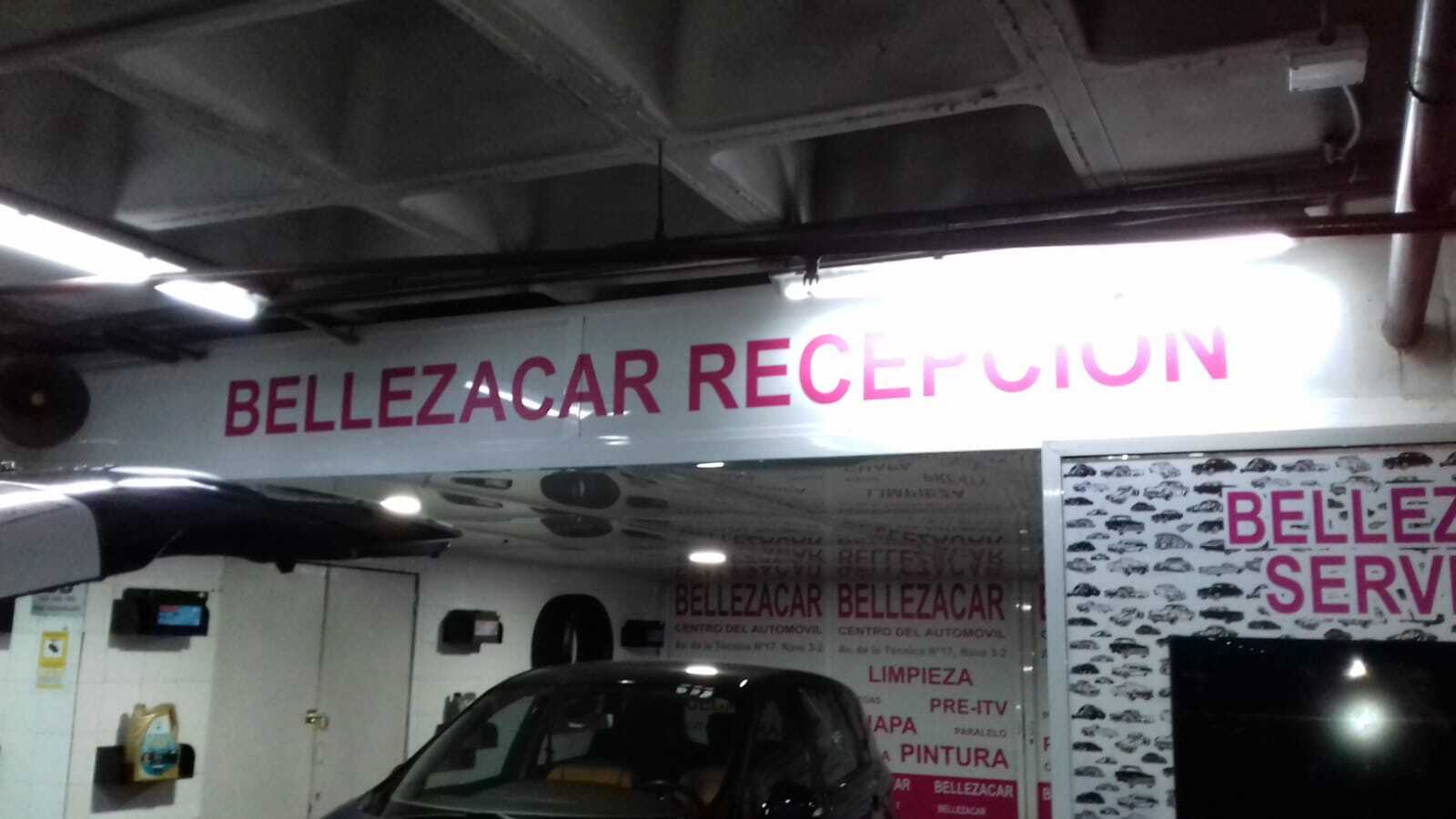 Adhesivo de vinilo de corte aplicado en escaparate comercial, Rotusil