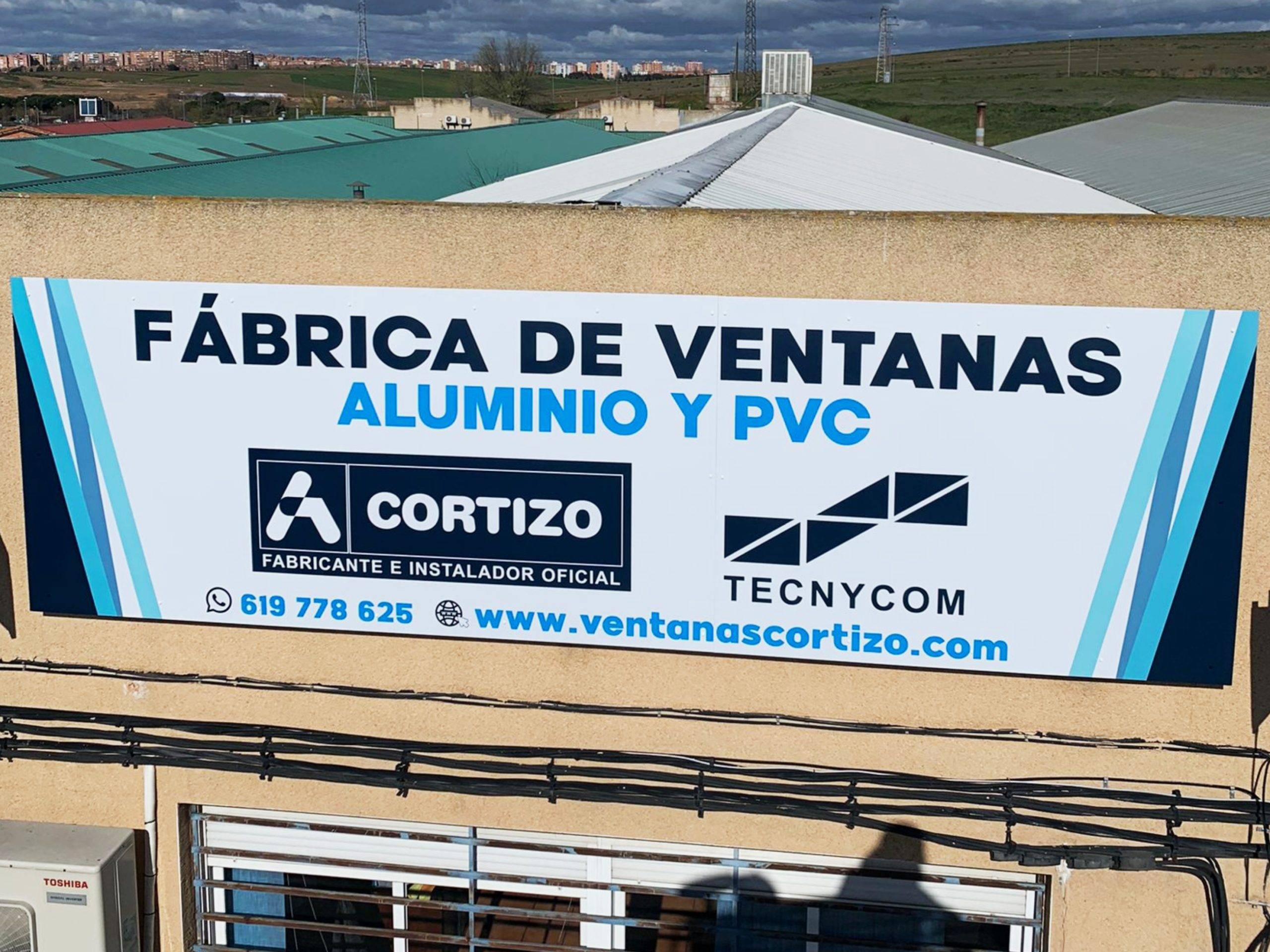 Montaje en altura de banderola señalética con camión pluma