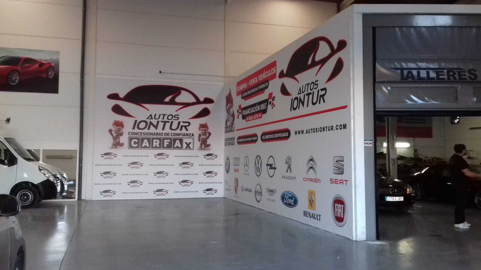 Lona publicitaria impresa con diseño a medida para negocio